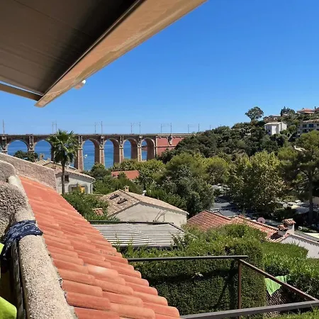 Apartament Mezzanine Climatise Proche Avec Terrasse Et Parking A Saint-raphael - Fr-1-226a-162 *