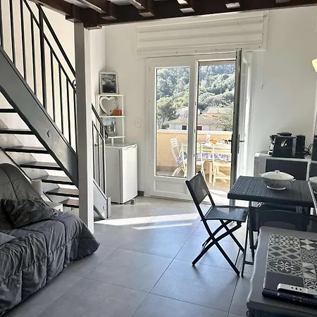 Apartament Mezzanine Climatise Proche Avec Terrasse Et Parking A Saint-raphael - Fr-1-226a-162