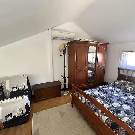 Apartament Mezzanine Climatise Proche Avec Terrasse Et Parking A Saint-raphael - Fr-1-226a-162 *