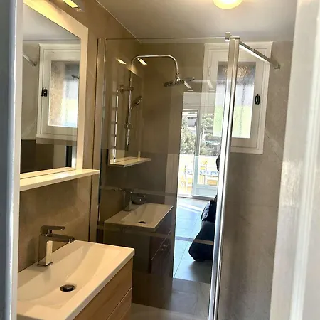 Mezzanine Climatise Proche Avec Terrasse Et Parking A Saint-raphael - Fr-1-226a-162